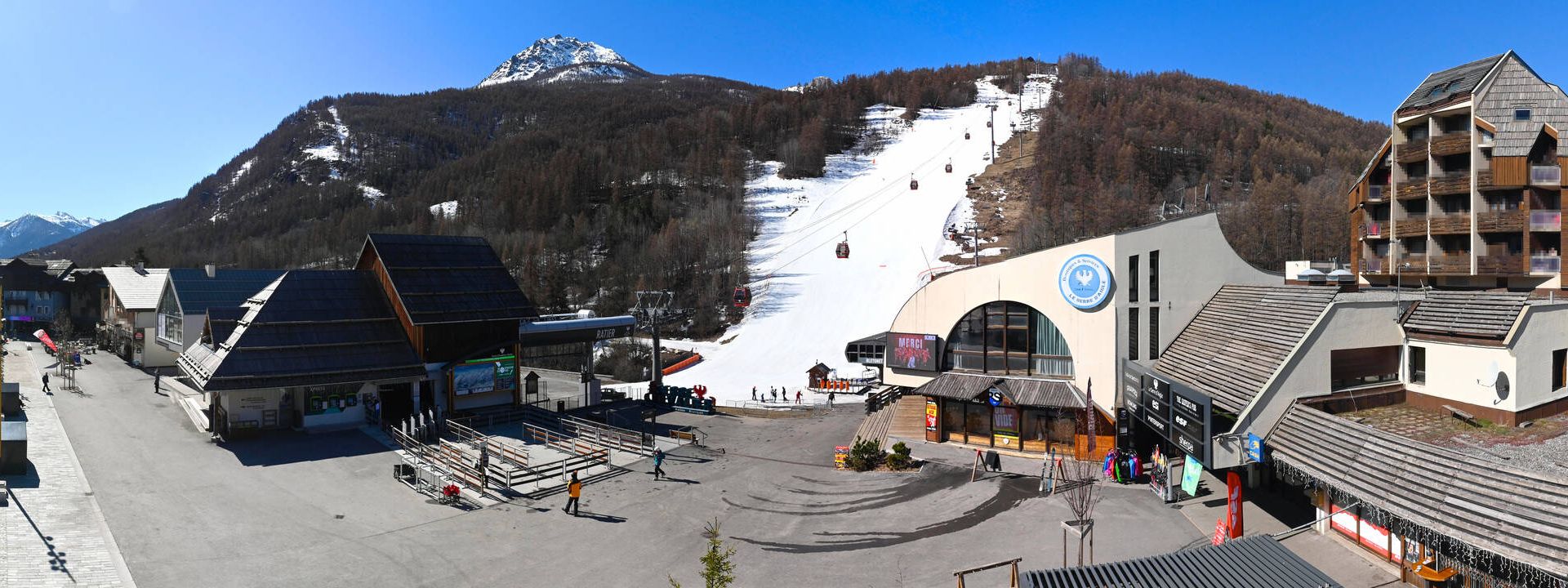 Saint-Chaffrey: Place du Téléphérique