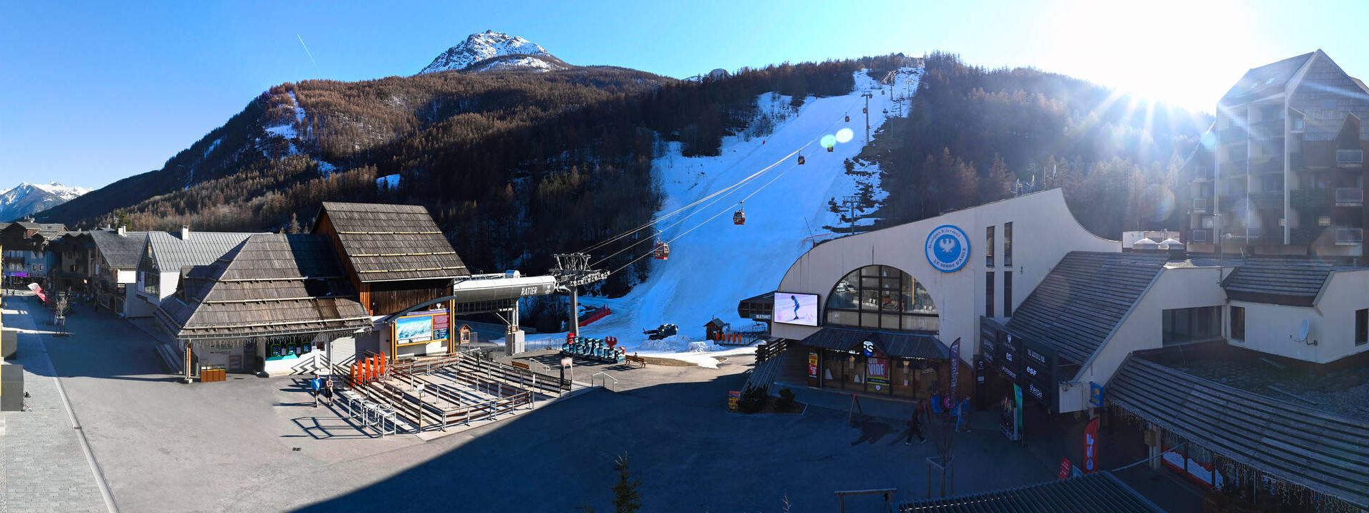 Saint-Chaffrey: Place du Téléphérique
