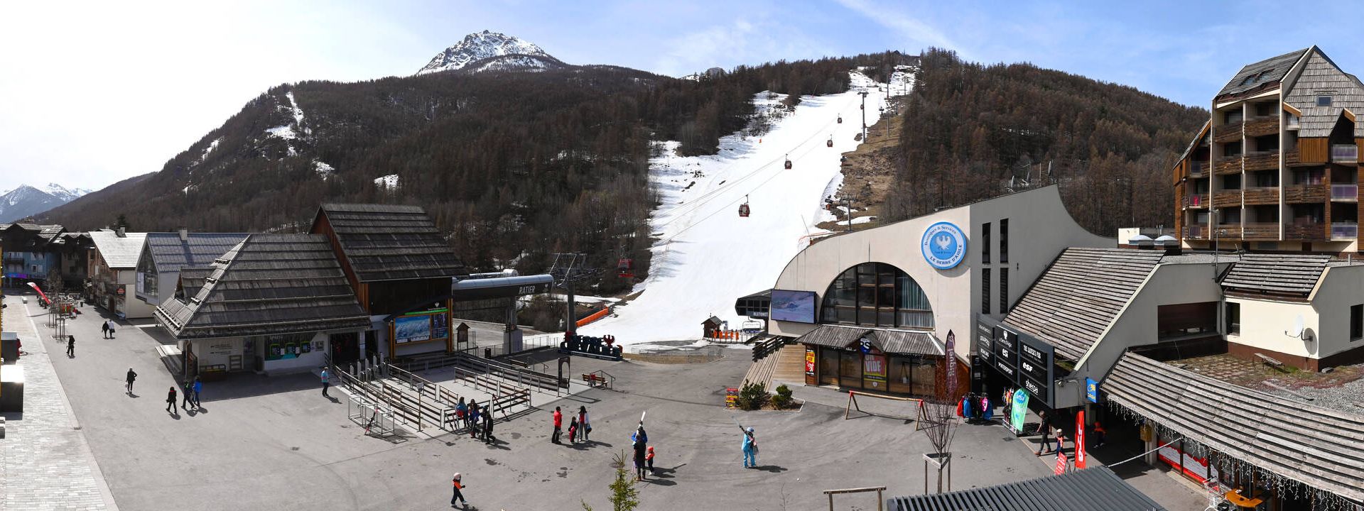 Saint-Chaffrey: Place du Téléphérique
