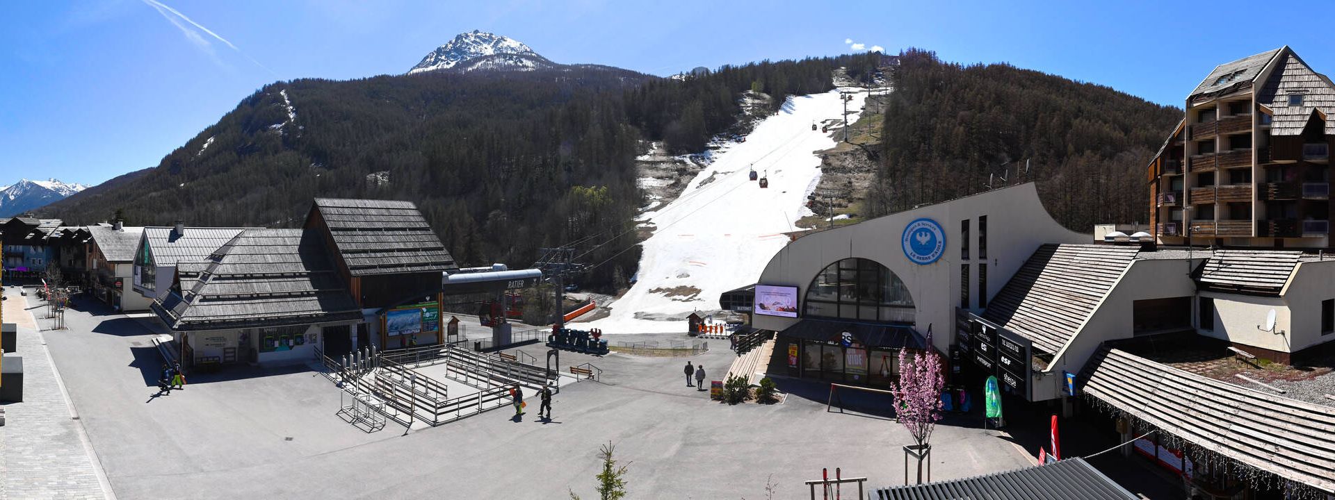 Saint-Chaffrey: Place du Téléphérique