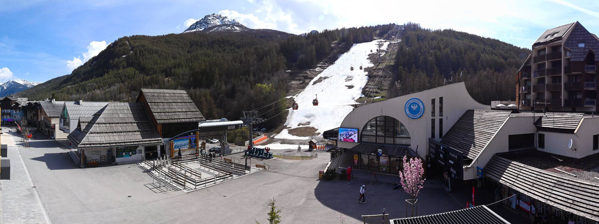 Saint-Chaffrey: Place du Téléphérique