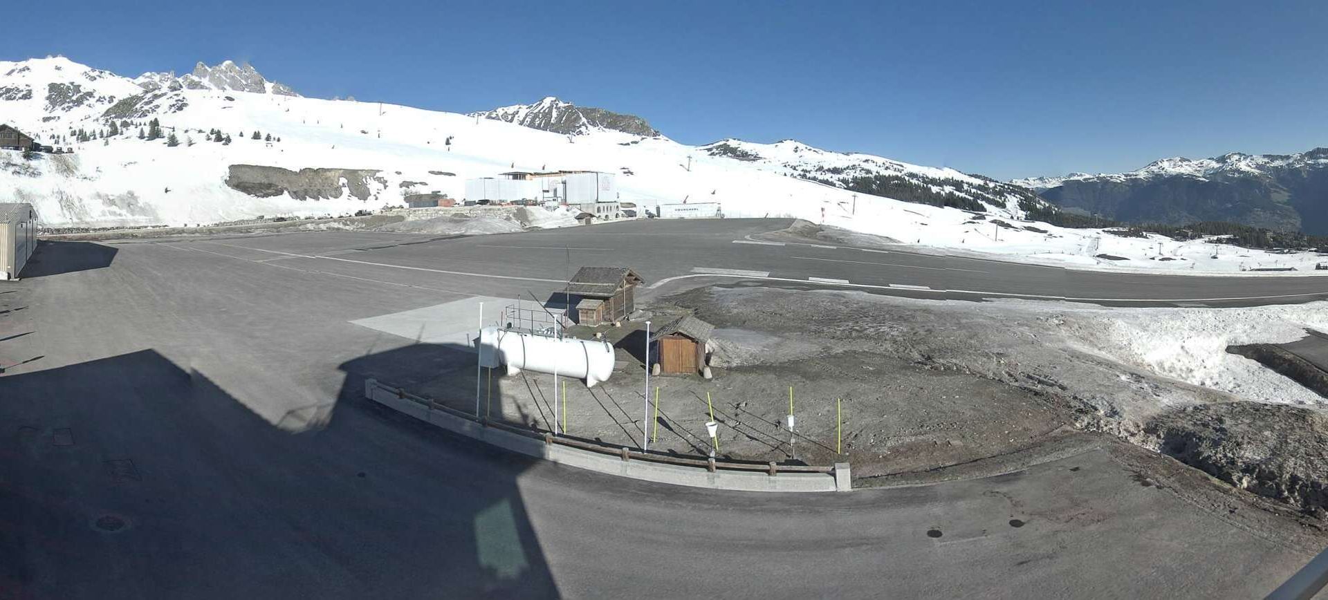 Courchevel › Nord-ouest: Airport - Auvergne-Rhône-Alpes, France: Runway 04