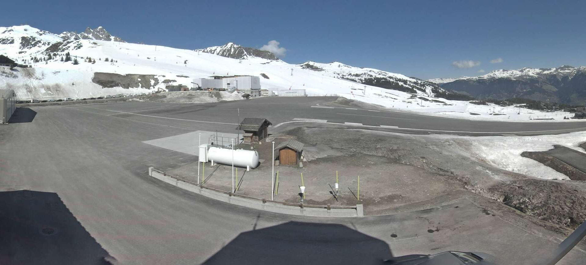 Courchevel › Nord-ouest: Airport - Auvergne-Rhône-Alpes, France: Runway 04