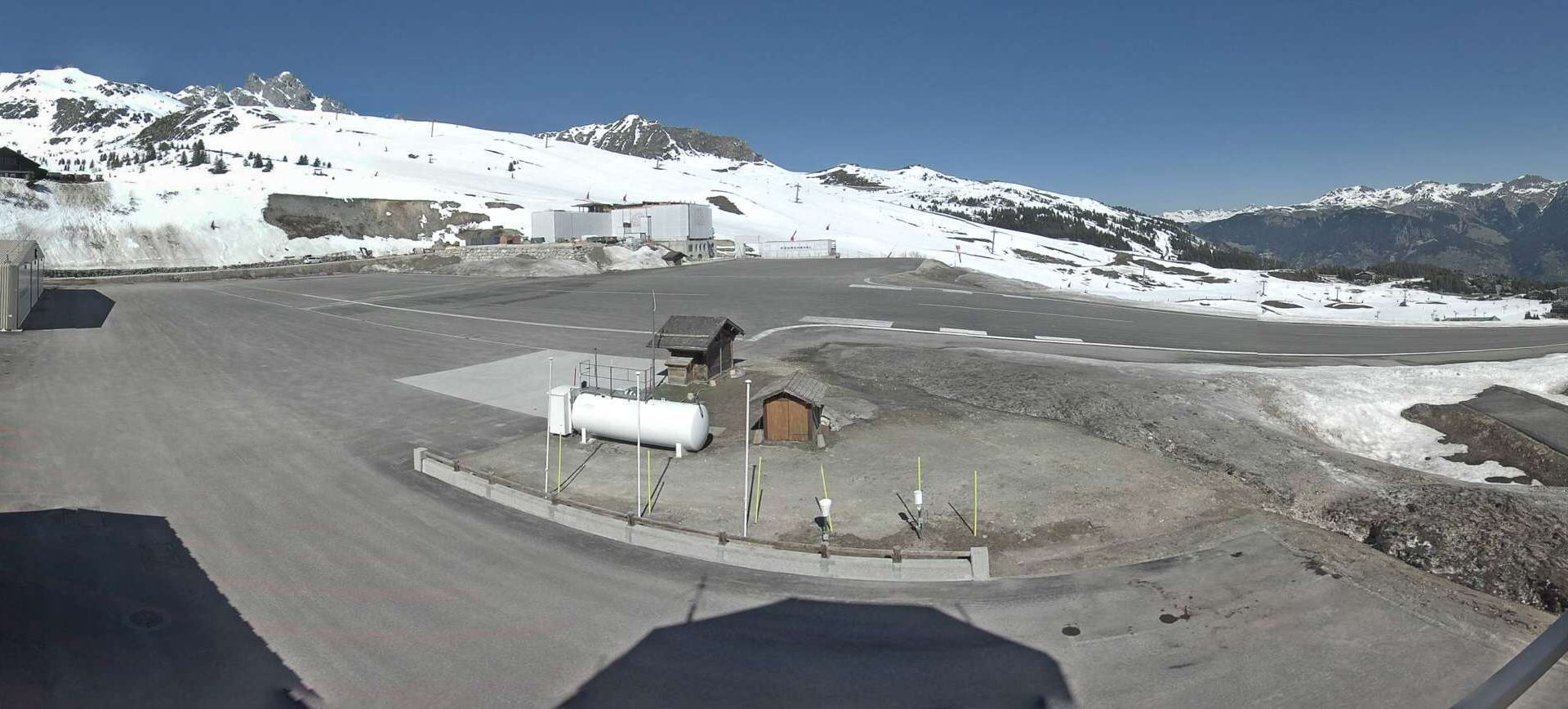 Courchevel › Nord-ouest: Airport - Auvergne-Rhône-Alpes, France: Runway 04