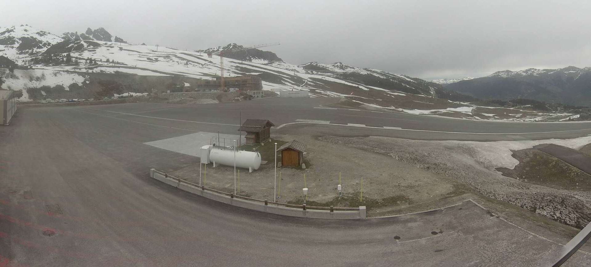 Courchevel › Nord-ouest: Airport - Auvergne-Rhône-Alpes, France: Runway 04