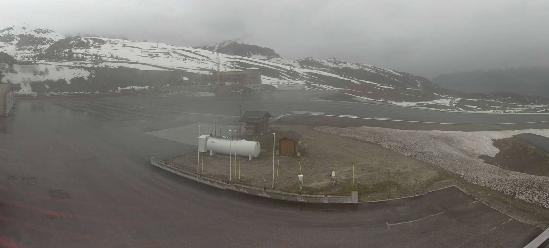 Courchevel › Nord-ouest: Airport - Auvergne-Rhône-Alpes, France: Runway 04