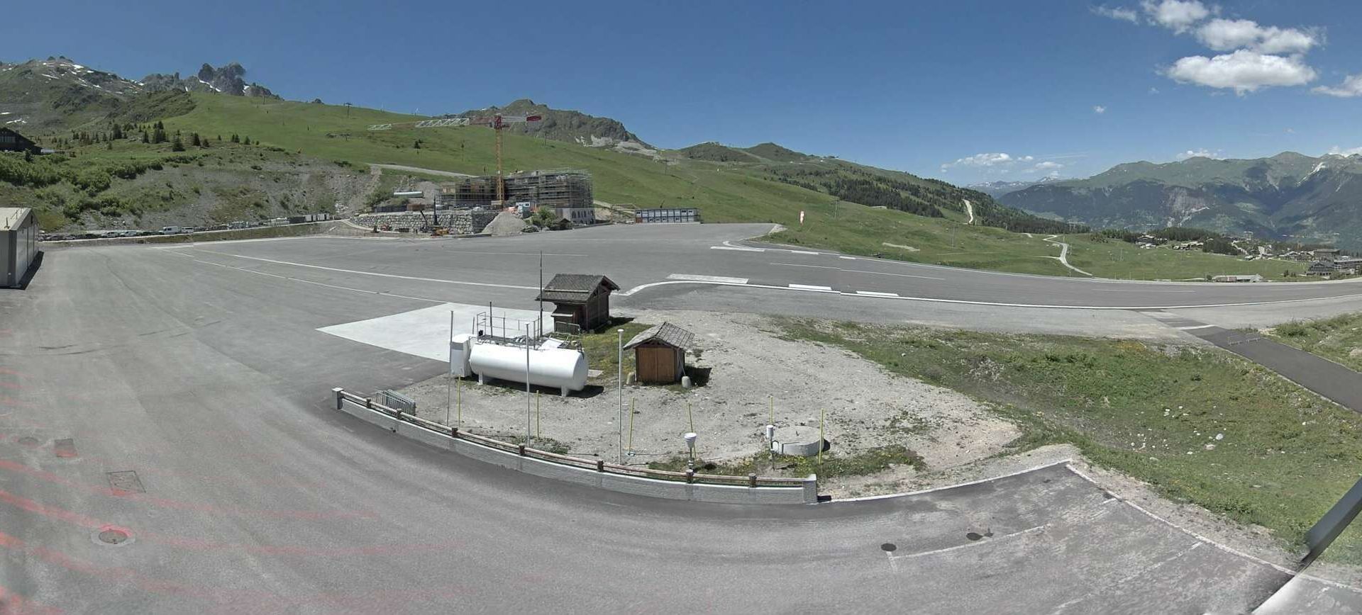Courchevel › Nord-ouest: Airport - Auvergne-Rhône-Alpes, France: Runway 04