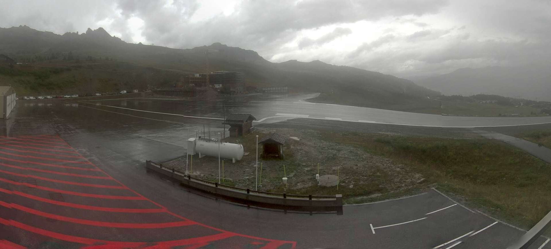 Courchevel › Nord-ouest: Airport - Auvergne-Rhône-Alpes, France: Runway 04