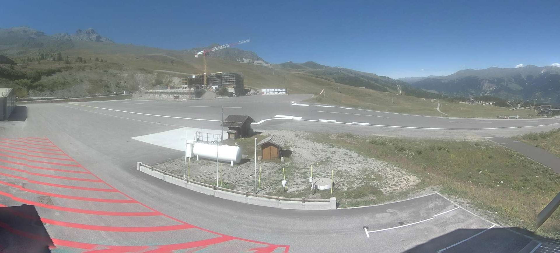 Courchevel › Nord-ouest: Airport - Auvergne-Rhône-Alpes, France: Runway 04
