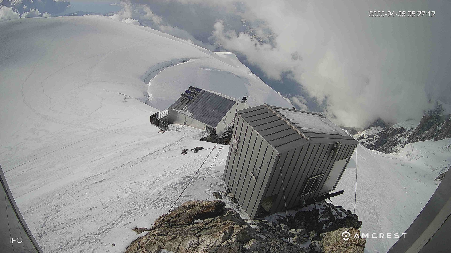 Courmayeur › Nord-est: Vallot Hut - Refuge du Goûter(3815m)