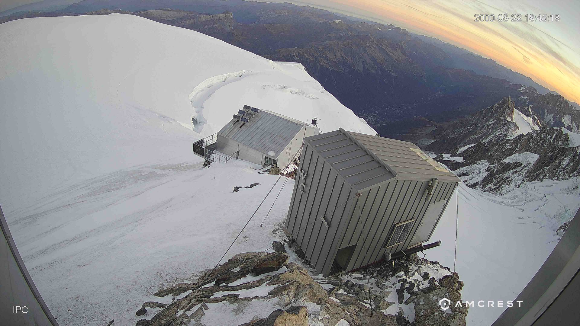 Courmayeur › Nord-est: Vallot Hut - Refuge du Goûter(3815m)
