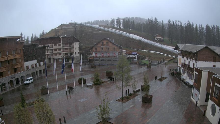 Péone: Valberg (main square looking to South)